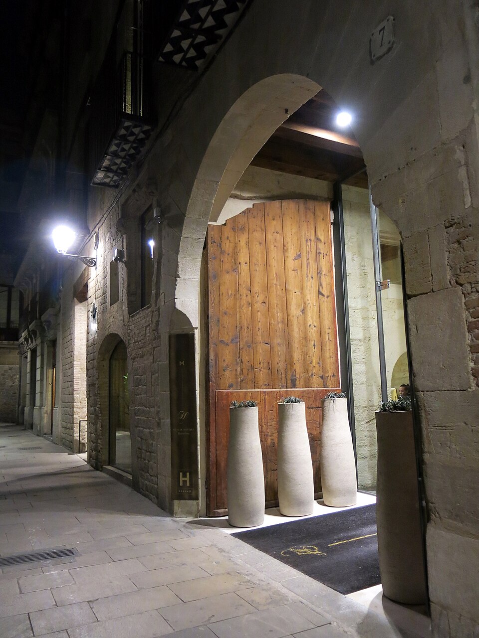 Portal del Mercer Hotel en el carrer dels Lledó, Barcelona