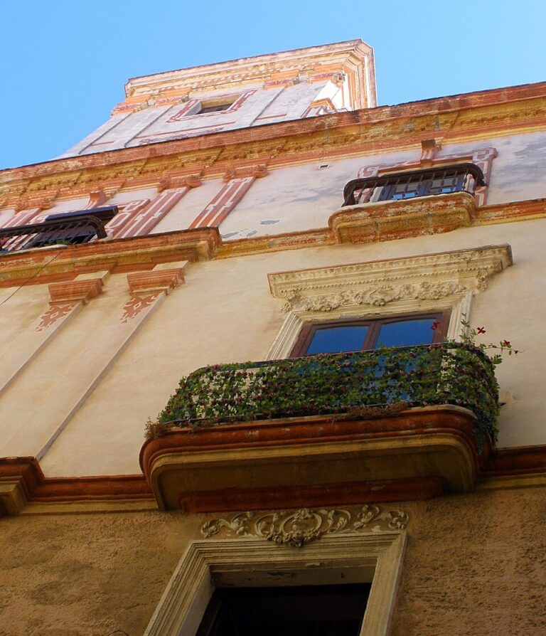 Fachada de la Casa de las Cuatro Torres en la plaza Argüelles de Cádiz