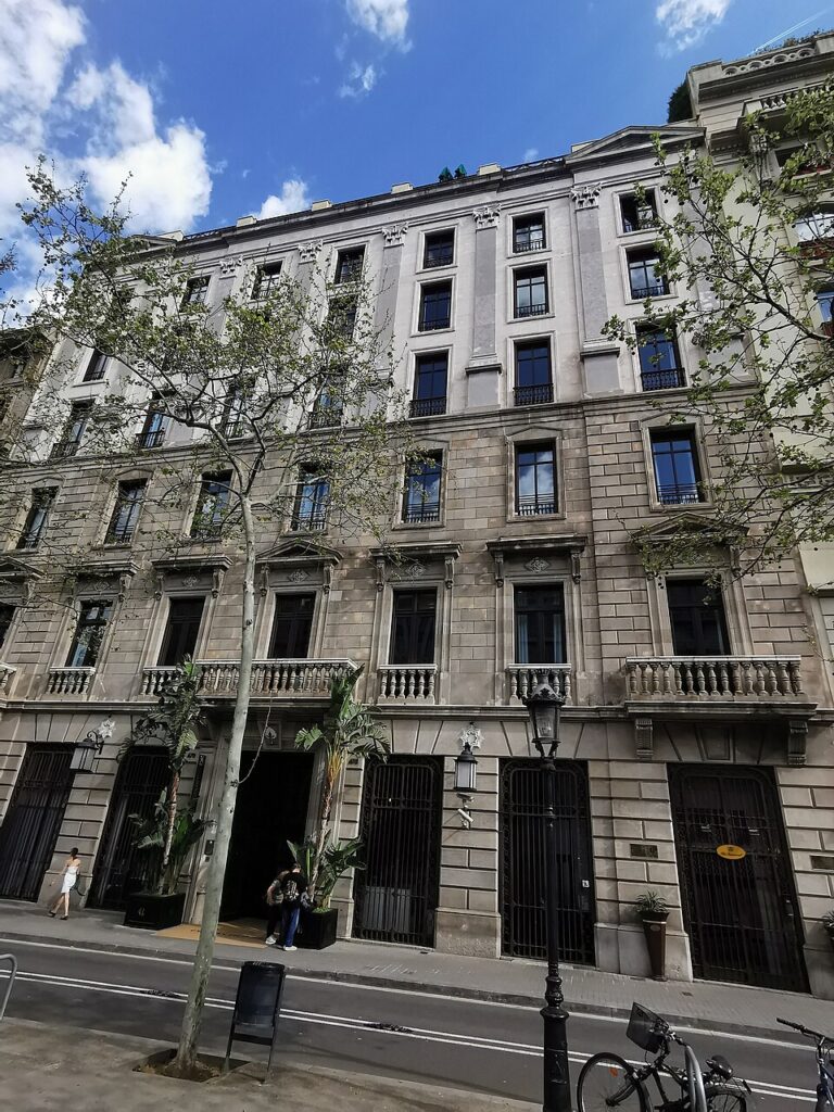 Fachada del Cotton House Hotel en la Gran Via, Barcelona