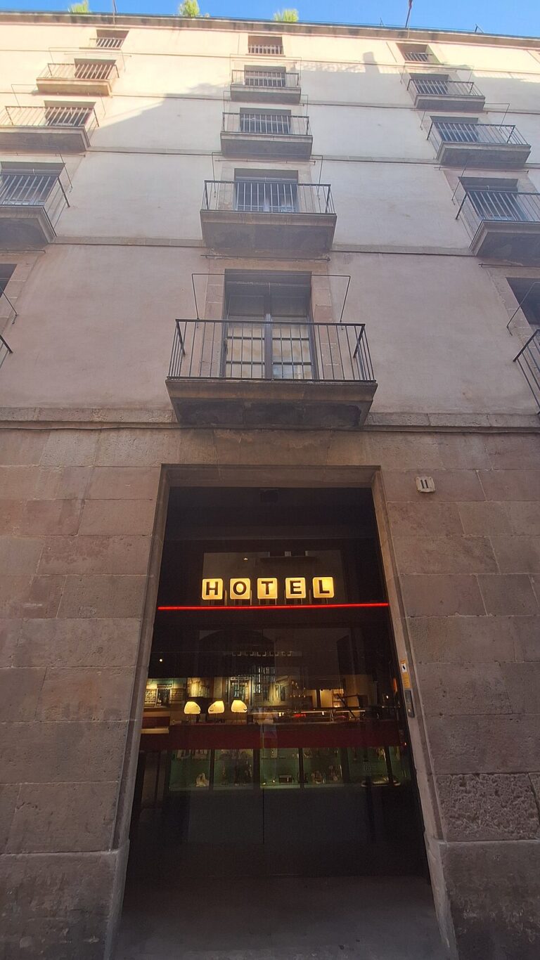 Fachada del hotel Casa Camper en el carrer d'Elisabets, Barcelona