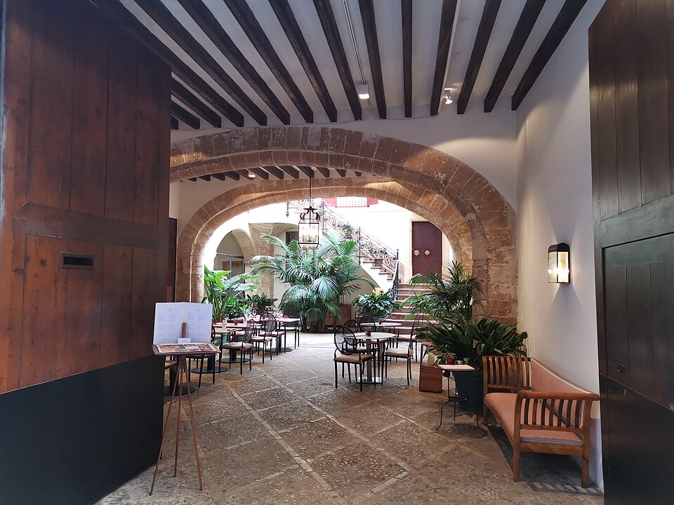 Patio interior del Can Cera Hotel en Palma