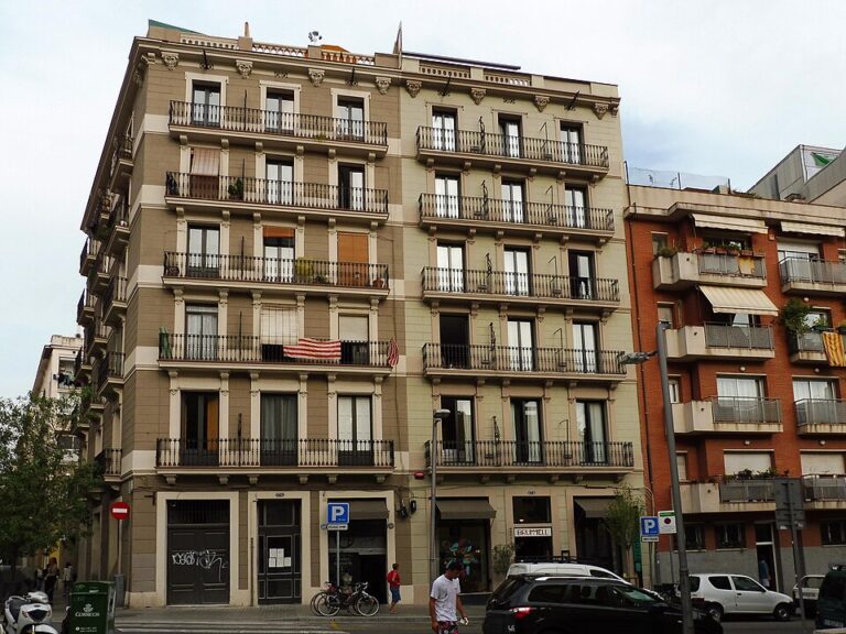Fachada del Hotel Brummell en el carrer Nou de la Rambla, Poble-sec