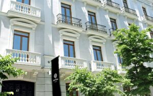 Entrada principal del Hotel Único Madrid en la calle de Claudio Coello
