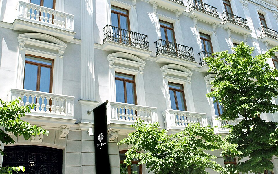 Entrada principal del Hotel Único Madrid en la calle de Claudio Coello