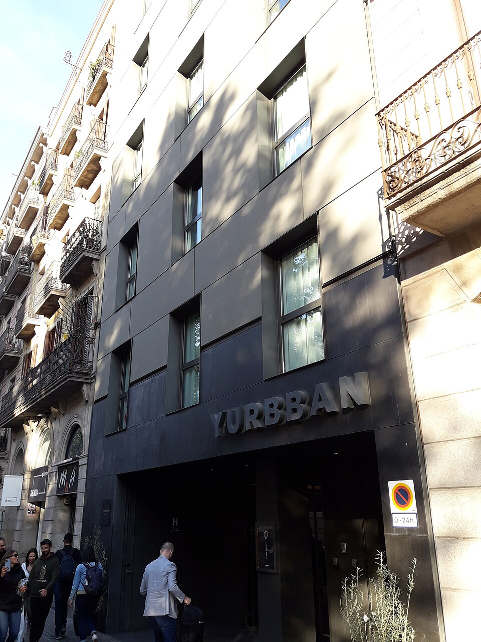 Fachada del hotel Yurbban Trafalgar (hoy Uma House) en el carrer de Trafalgar, Barcelona